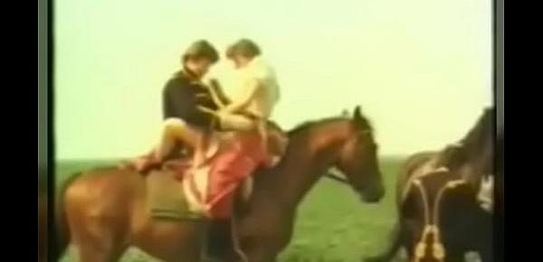  sexo hetero montado sobre  un caballo